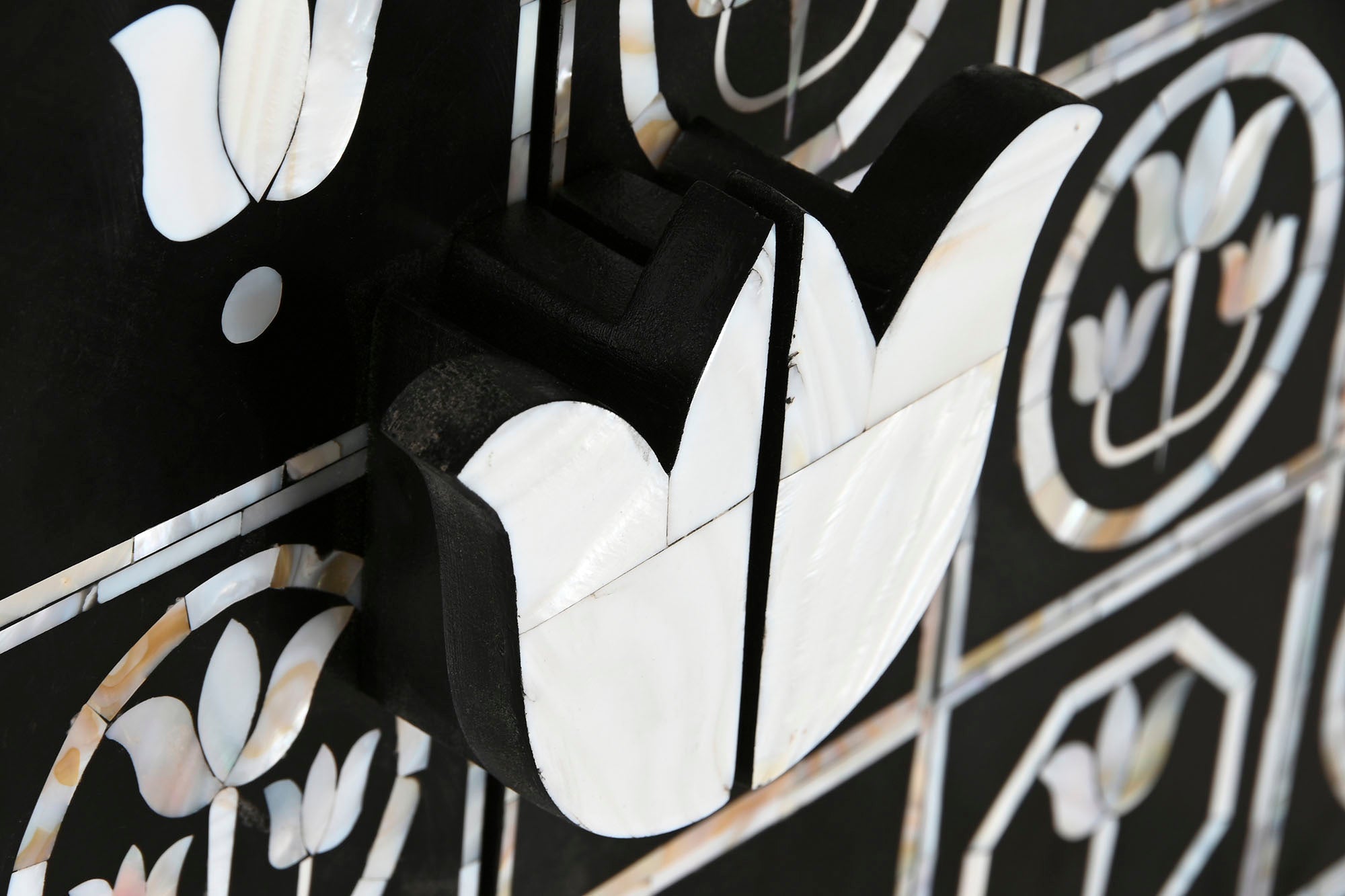 MUEBLE BAR HUESO HIERRO 80X40X153 TARACEA BICOLOR - Imagen 4