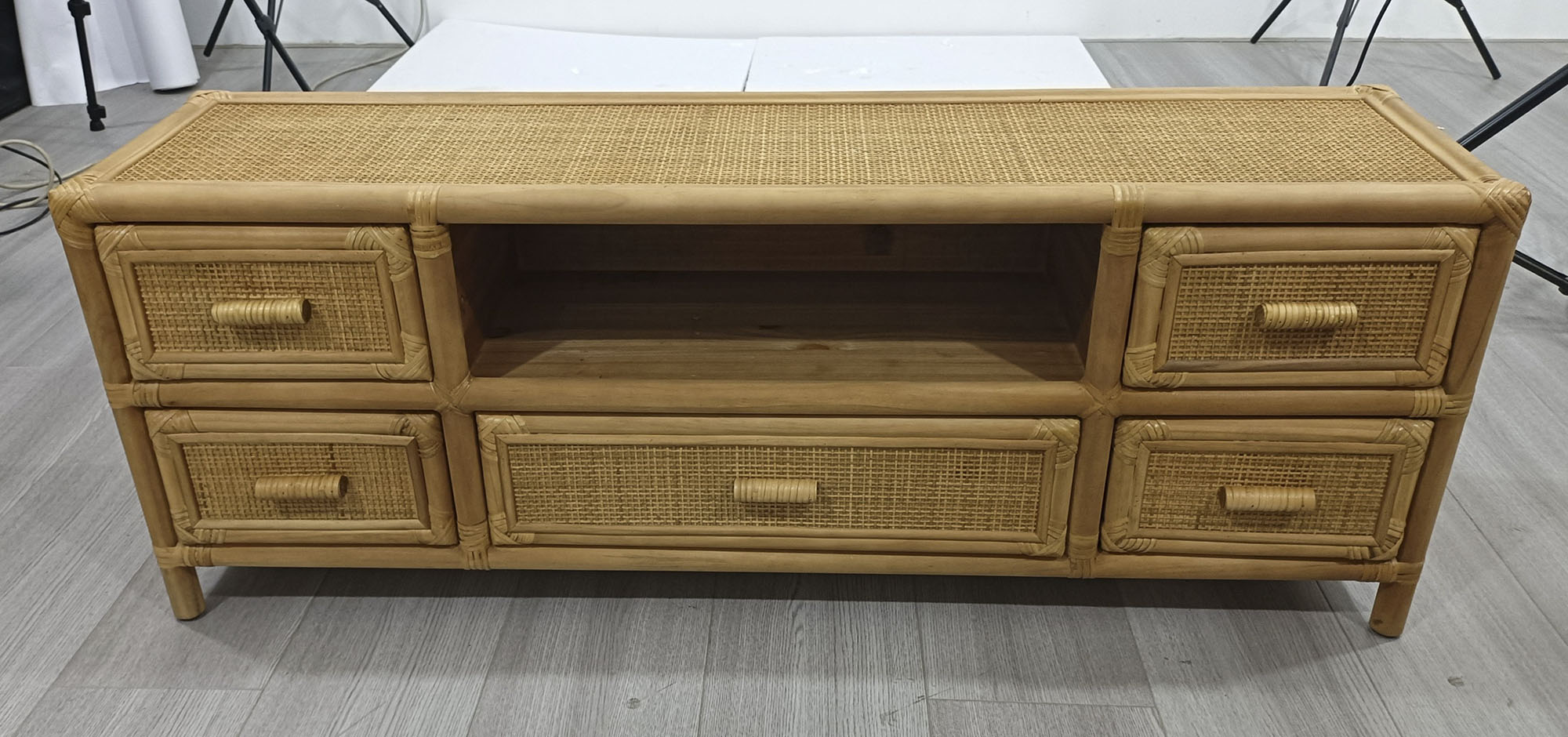 MUEBLE TV ABETO RATAN 120X30X45 5 CAJONES NATURAL - Imagen 1