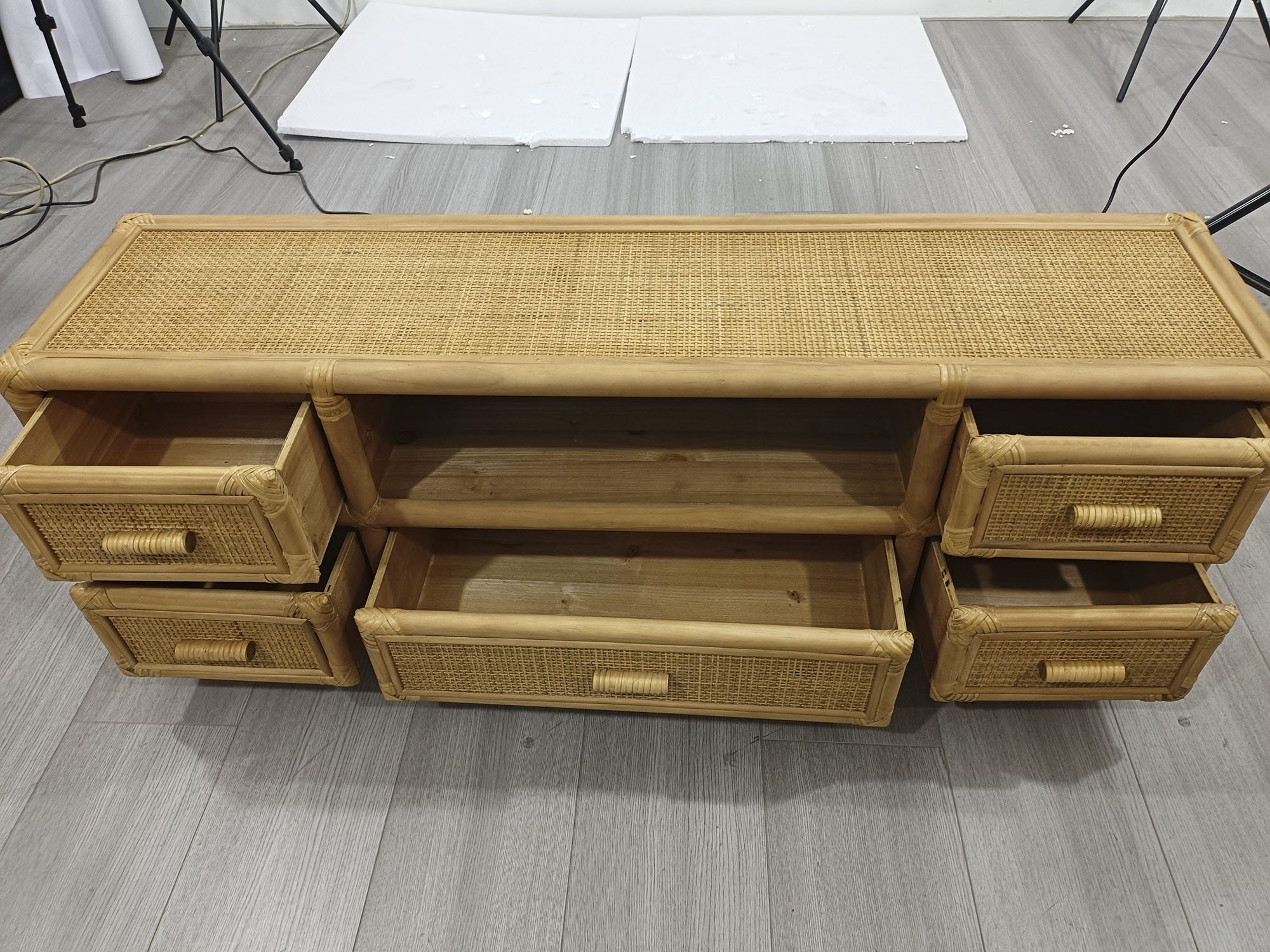 MUEBLE TV ABETO RATAN 120X30X45 5 CAJONES NATURAL - Imagen 5