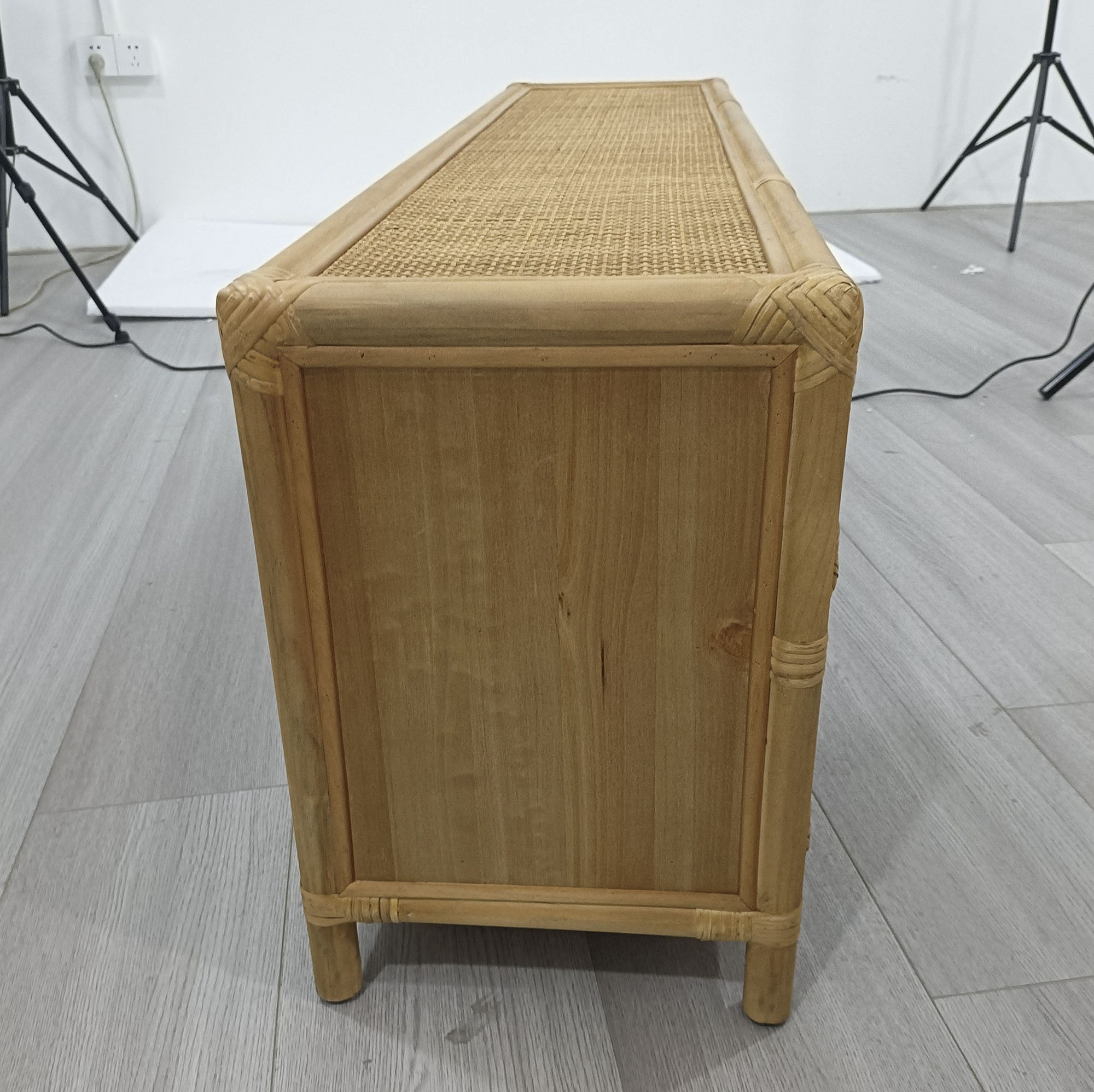 MUEBLE TV ABETO RATAN 120X30X45 5 CAJONES NATURAL - Imagen 3