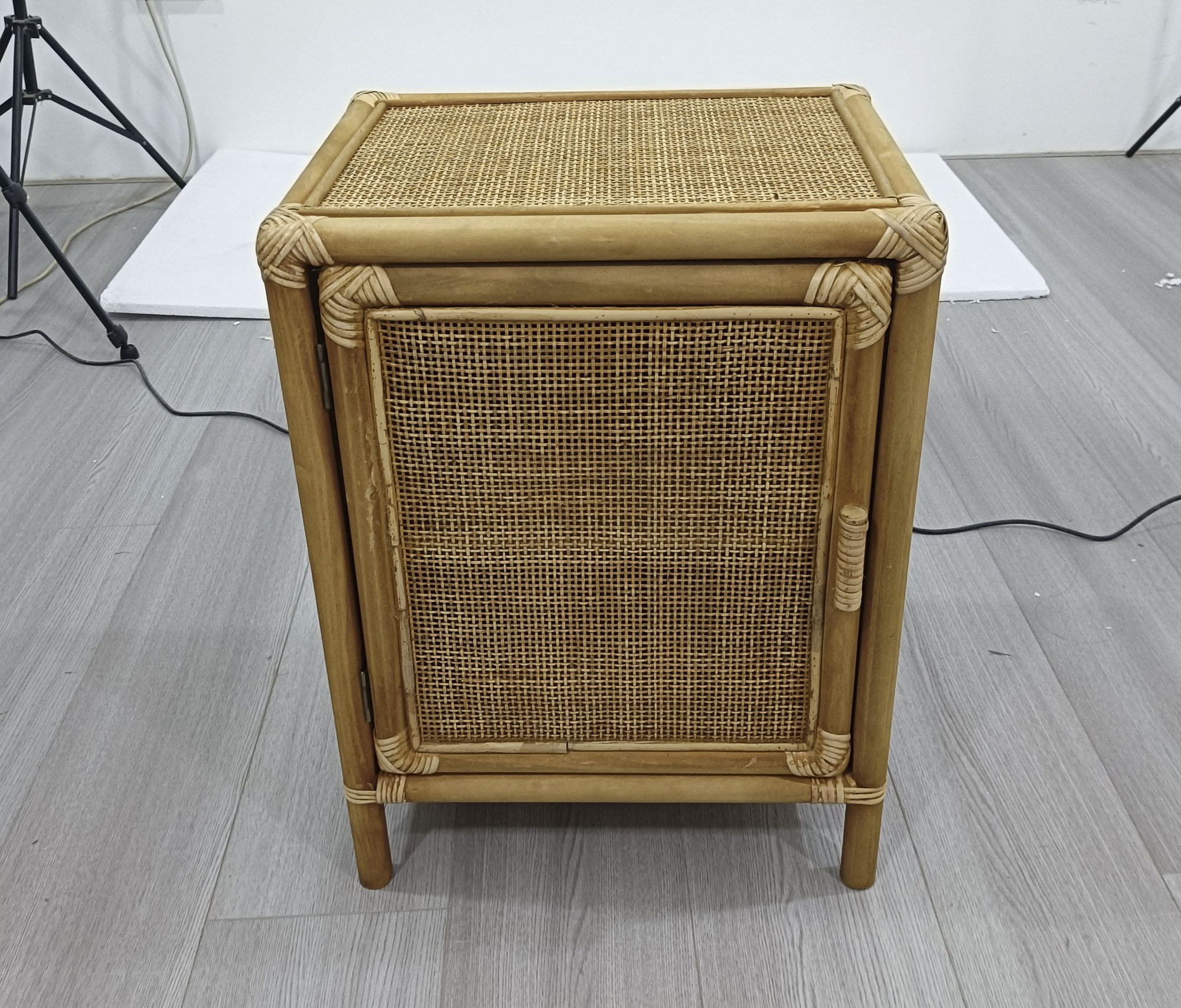 MESITA AUXILIAR ABETO RATAN 46X35X60 1 PUERTA - Imagen 3