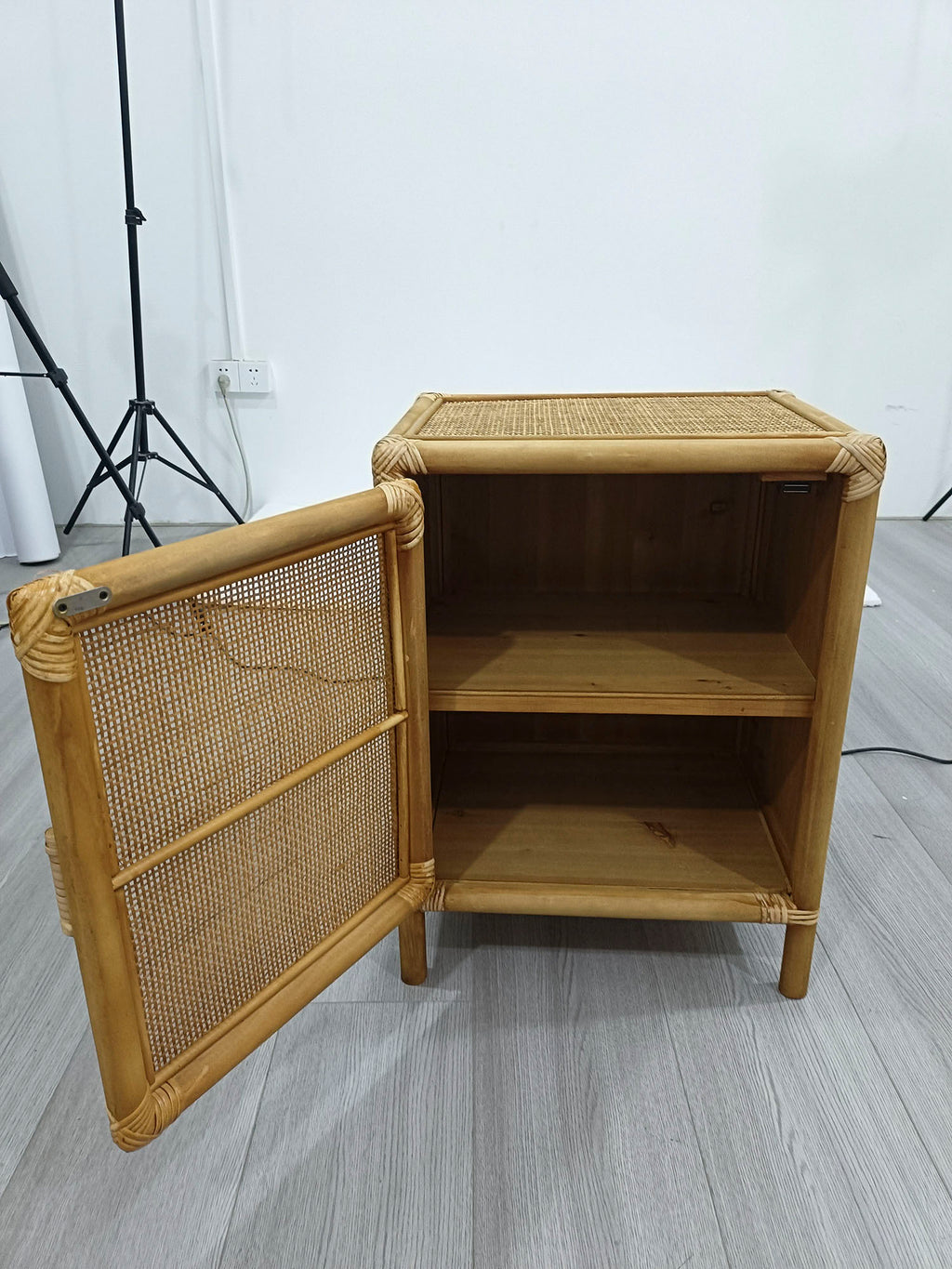 MESITA AUXILIAR ABETO RATAN 46X35X60 1 PUERTA - Imagen 5