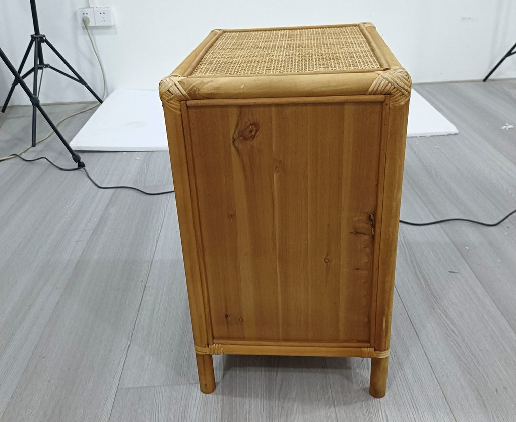 MESITA AUXILIAR ABETO RATAN 46X35X60 1 PUERTA - Imagen 1