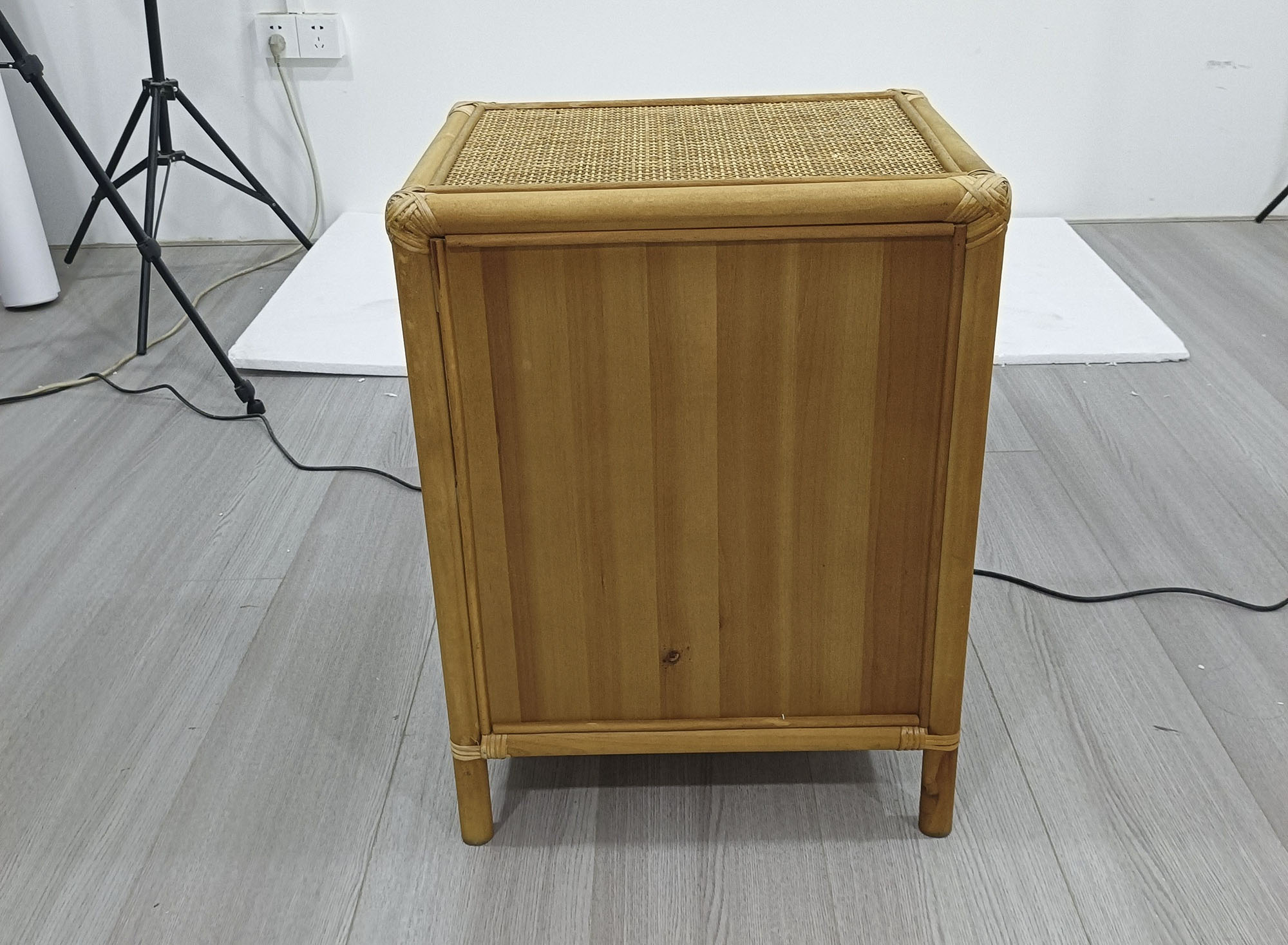 MESITA AUXILIAR ABETO RATAN 46X35X60 1 PUERTA - Imagen 2